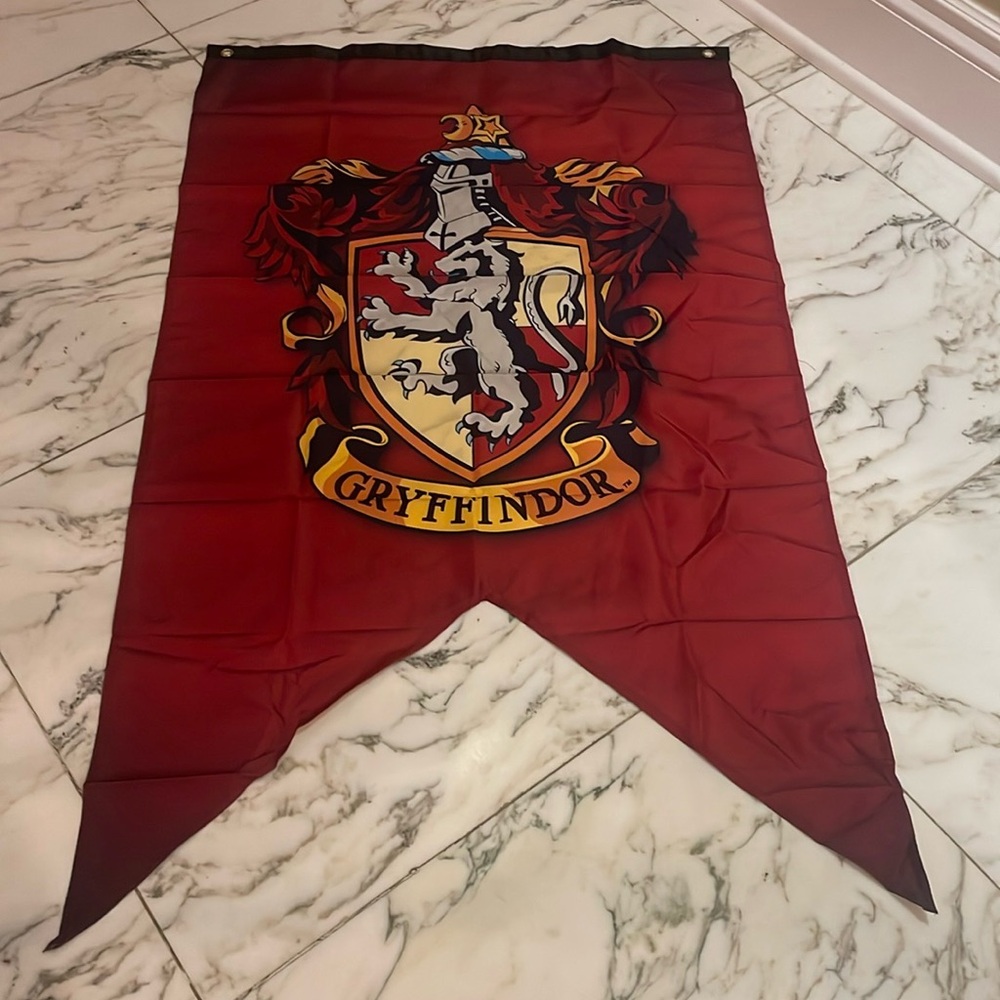 Harry Potter Gryffindor Crest 30x50 inch indoor banner - new in pkg
